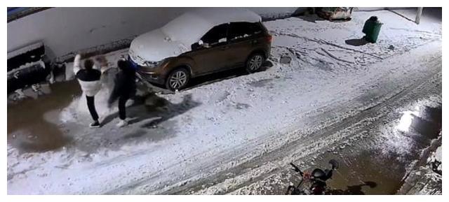 河南:两孩子故意踹坏别人堆的雪人,被男子拉回来重新堆了一个休闲区蓝鸢梦想 - Www.slyday.coM 河南:两孩子故意踹坏别人堆的雪人,被男子拉回来重新堆了一个休闲区蓝鸢梦想 - Www.slyday.coM