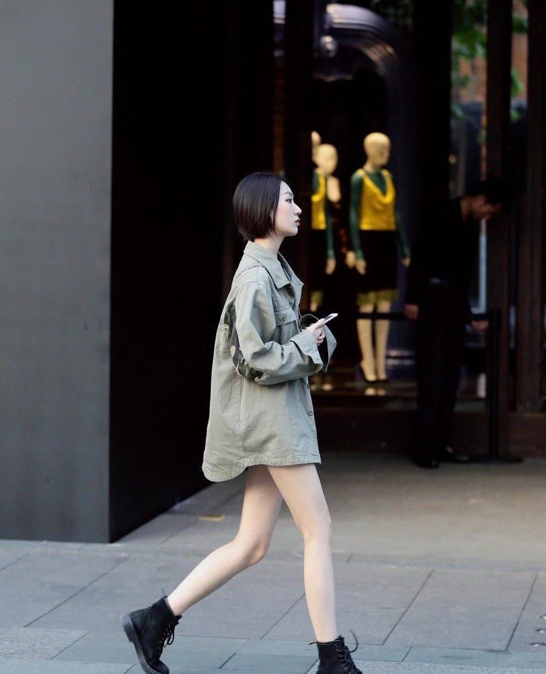 街拍,小姐姐墨绿色宽松衬衫搭配短靴,短发帅气身材纤细_高清图集_新浪