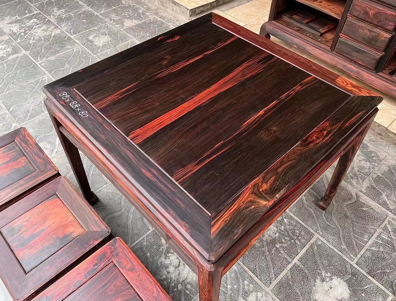 红木佳品四方桌大红酸枝老料红木原木辨别材质