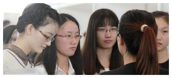 “9加9除3”等于多少?不了全班无一人答对,老师给出最终答案休闲区蓝鸢梦想 - Www.slyday.coM