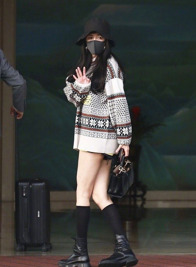 杨幂:毛衣搭配黑色短裤配长款马丁靴,这气质真是帅呆了!