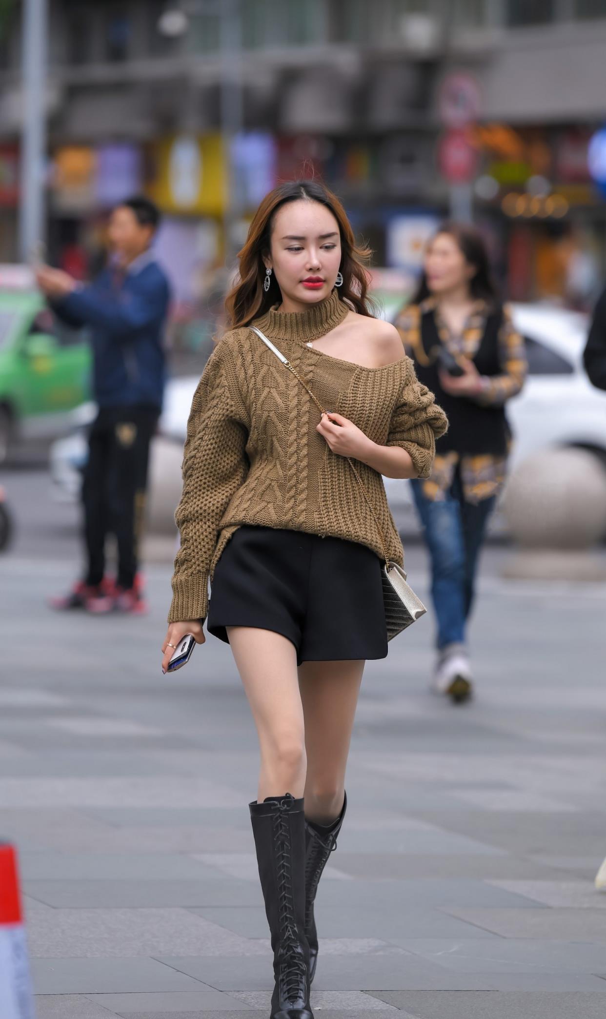 冬天是穿毛衣的季节,美女的毛衣加上露肩设计,时髦保暖还很潮