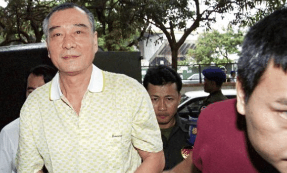 富二代的他在娱乐圈打拼多年,虽然只是配角,但是他过得很开心