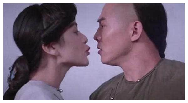 李连杰关之琳当年这一吻,让利智赌气离家,此后他老实听话30年