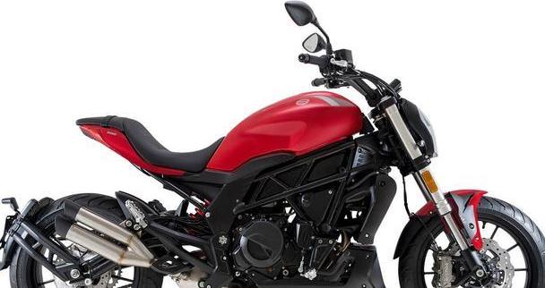 贝纳利502c在操控上只有着不俗的表现,把手可以较好地理解驾驶者的