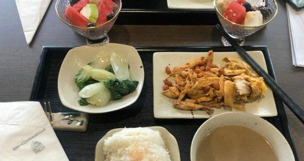 女子到保时捷4s买车,上午洽谈的很好,吃完饭为什么反悔了?