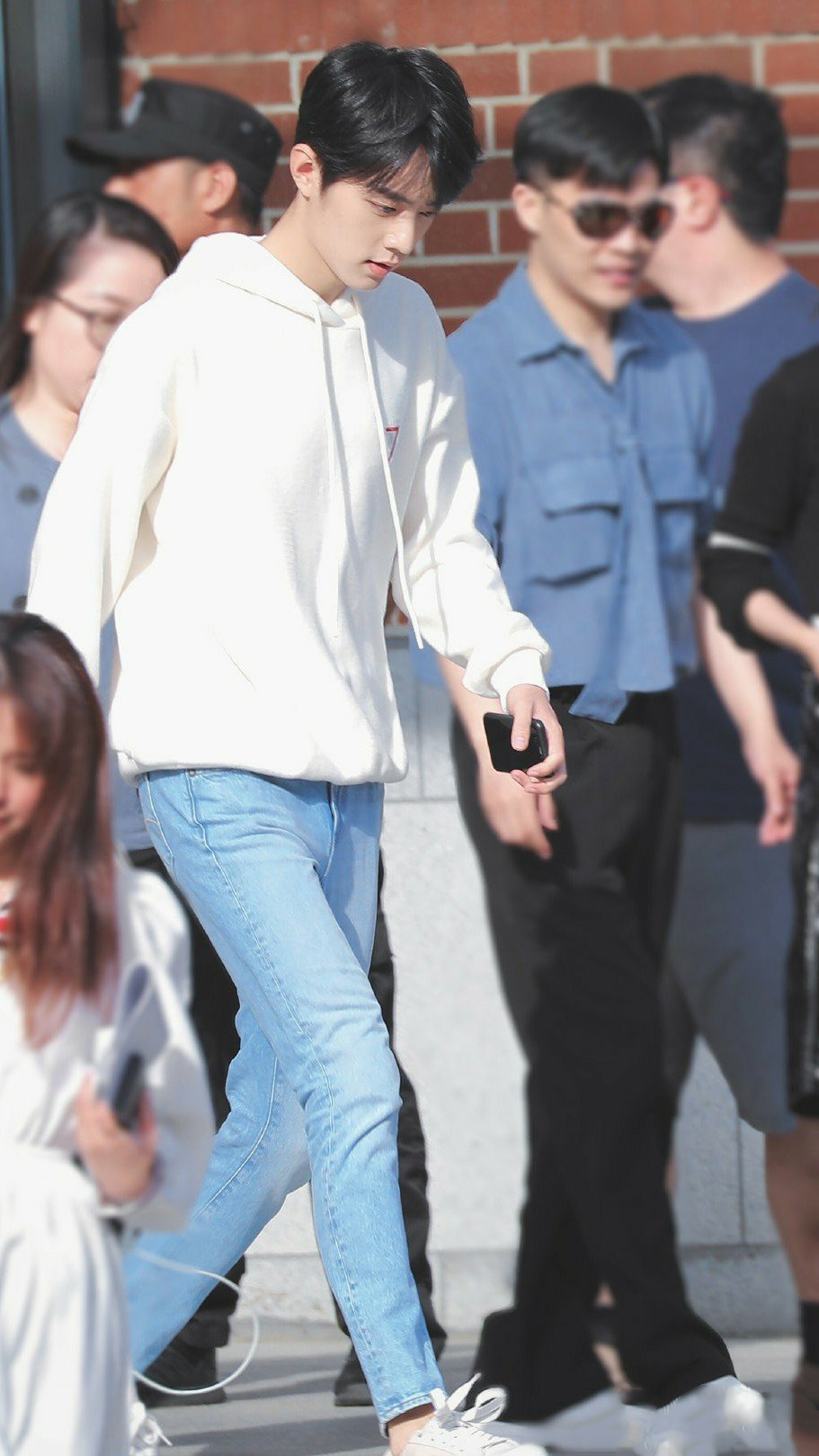 肖战下班照白色卫衣搭配牛仔裤清爽又帅气