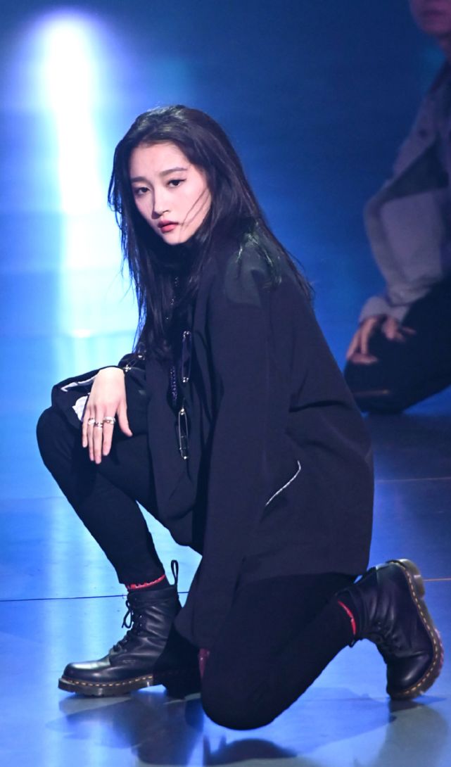 关晓彤穿炫腹装跳舞,被镜头拍到她扭胯后,鹿晗和世界都恋爱了