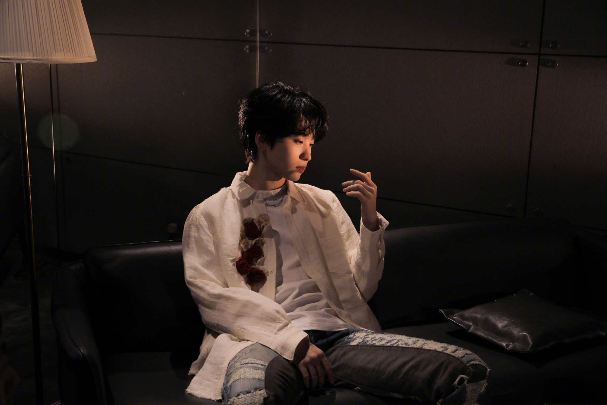 连淮伟身穿玫瑰衬衫搭配破洞牛仔裤休闲随性又不失精致帅气