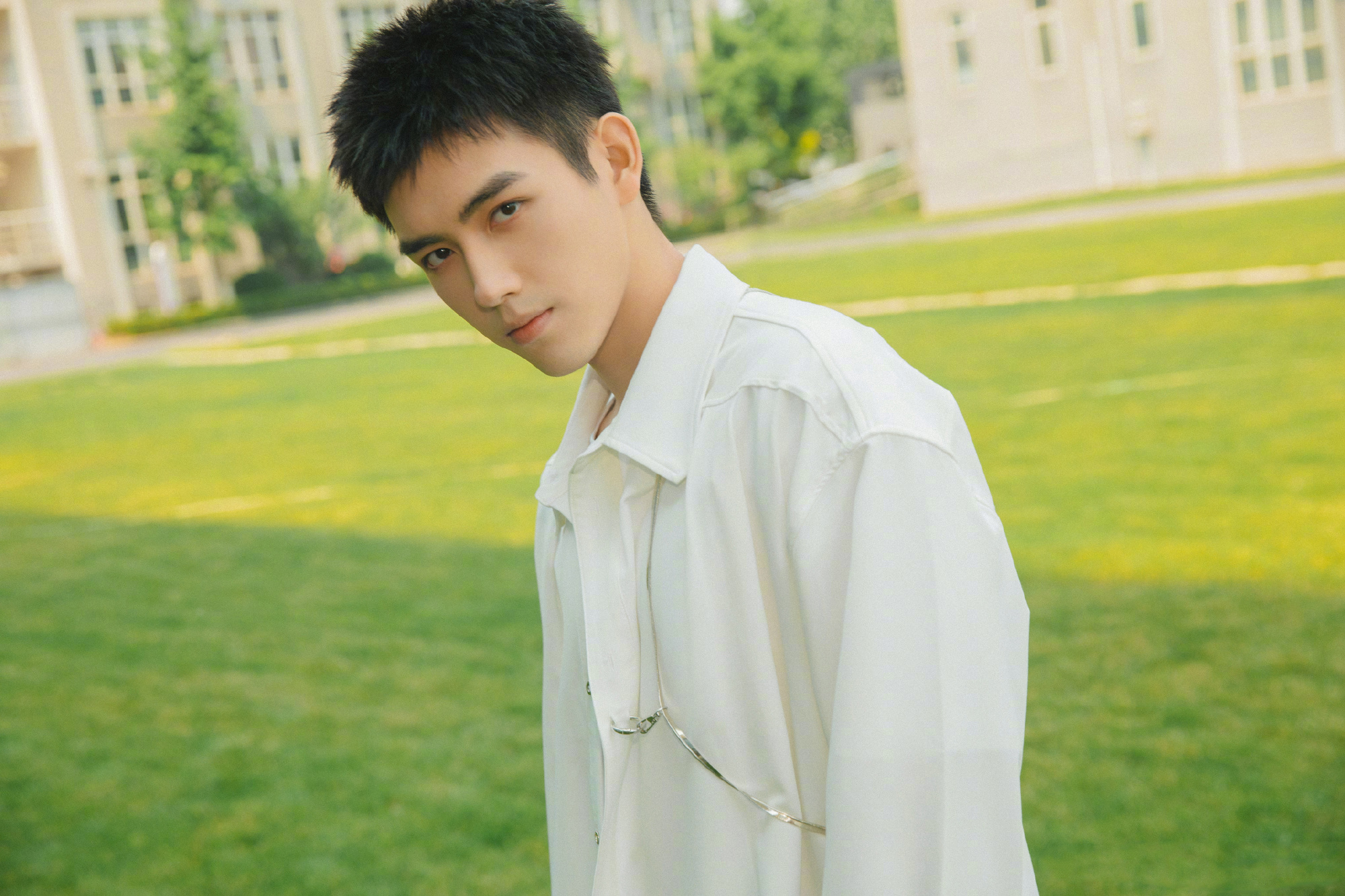 陈飞宇520清爽少年感大片释出,白衬衫搭配牛仔裤_高清图集_新浪网