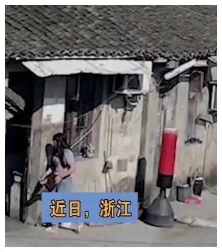 浙江一骑行男子用扭头偷看路边的美女，结果下一秒悲剧了……休闲区蓝鸢梦想 - Www.slyday.coM