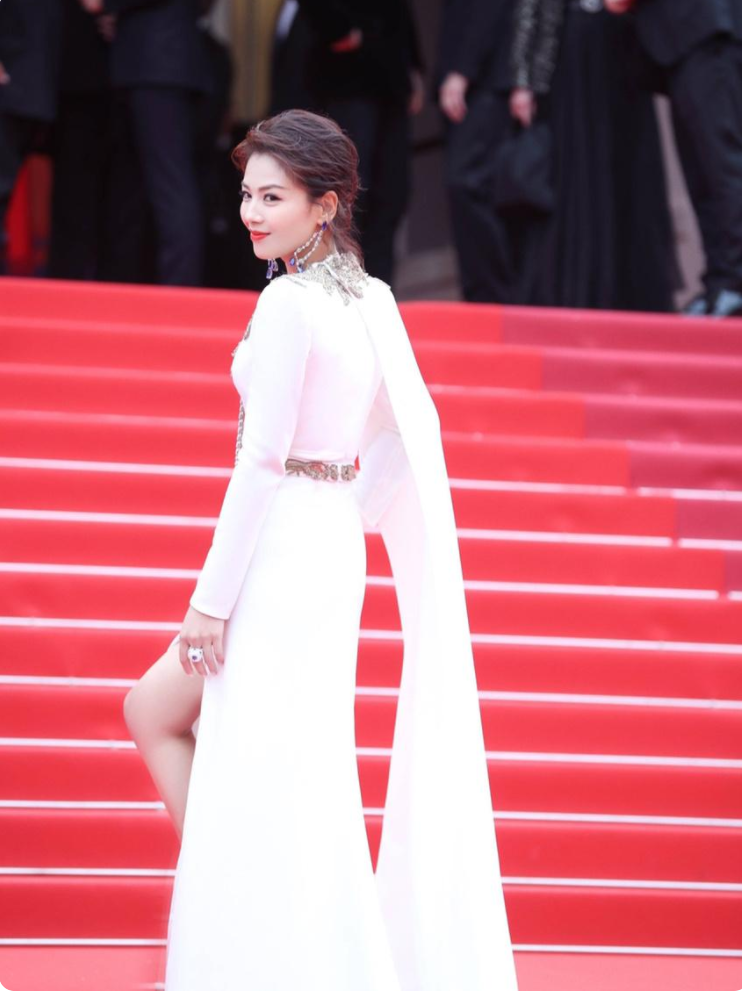 国民媳妇刘涛红毯秀,一袭白色深v领礼服裙,高贵典雅大方