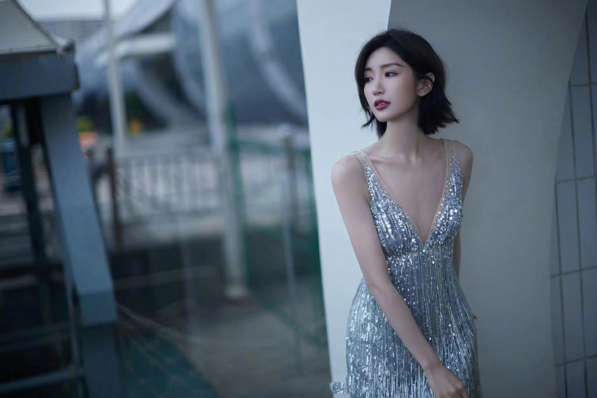 毛晓彤造型大片释出一袭银色流苏亮片裙勾勒曼妙曲线