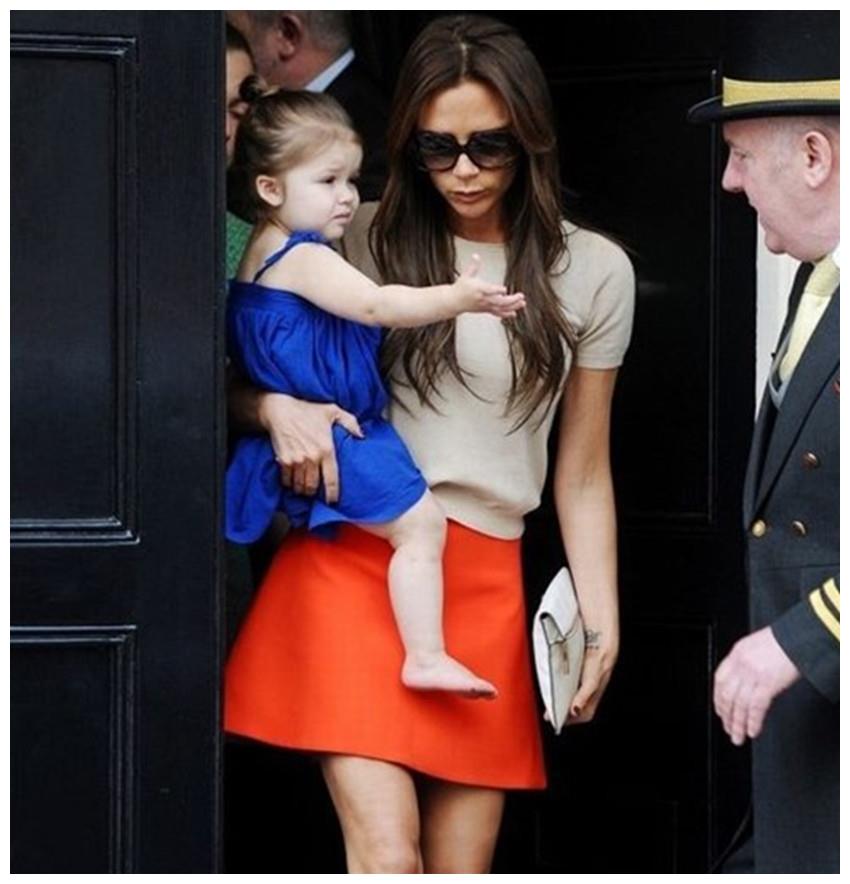 贝嫂单手抱娃出街,网友:这也太飒了吧!