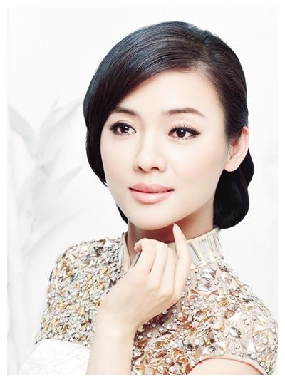 陈思思那时候看见电视里的歌手,心里对舞台就有了想法,于是义无反顾地