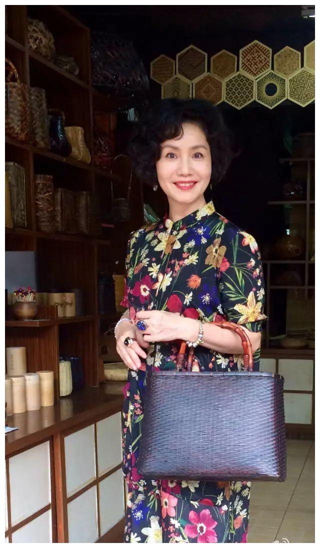 59岁央视主播徐俐晒近照,二婚嫁名编辑,曾离婚独自抚养儿子