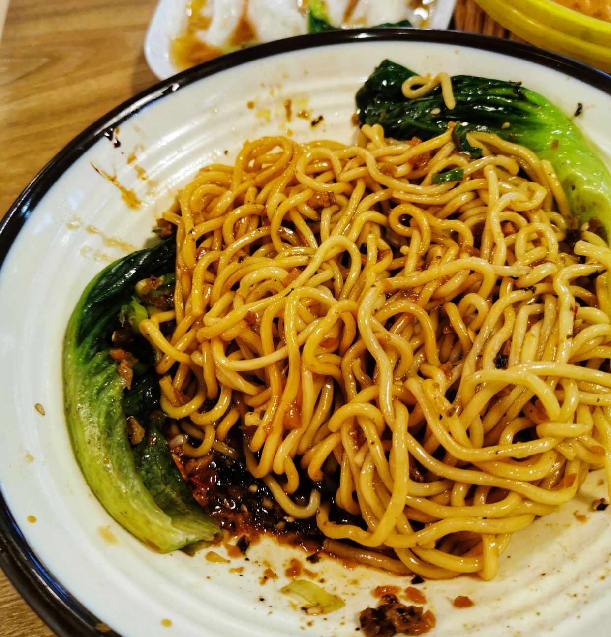 香菇雪菜担担面,担担面因加入碱水微微发黄,也这个面的主心骨.