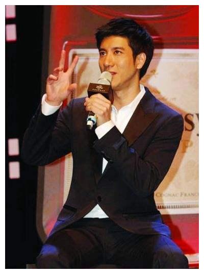 40岁谢霆锋和44岁王力宏,同台差距大,网友:王力宏看着比大十岁