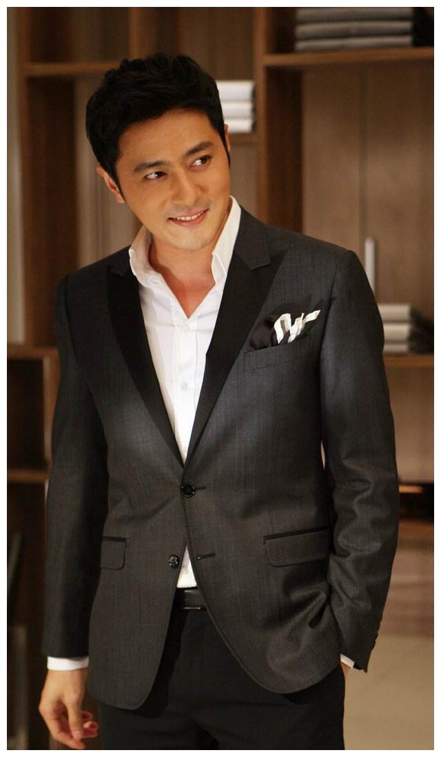 20多年前,张东健曾被称为"韩国第一帅哥",是南韩整容范本