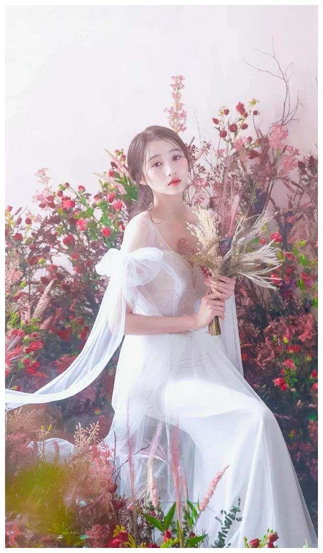 关晓彤演绎经典婚纱造型