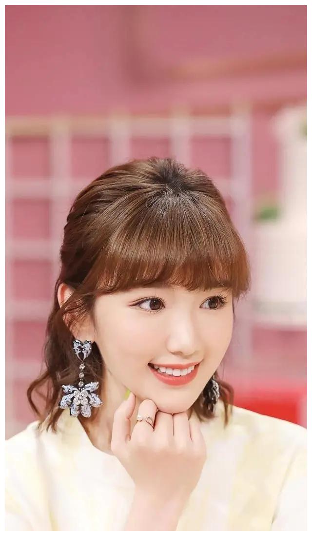 毛晓彤精美壁纸:笑容甜美,靓丽清新