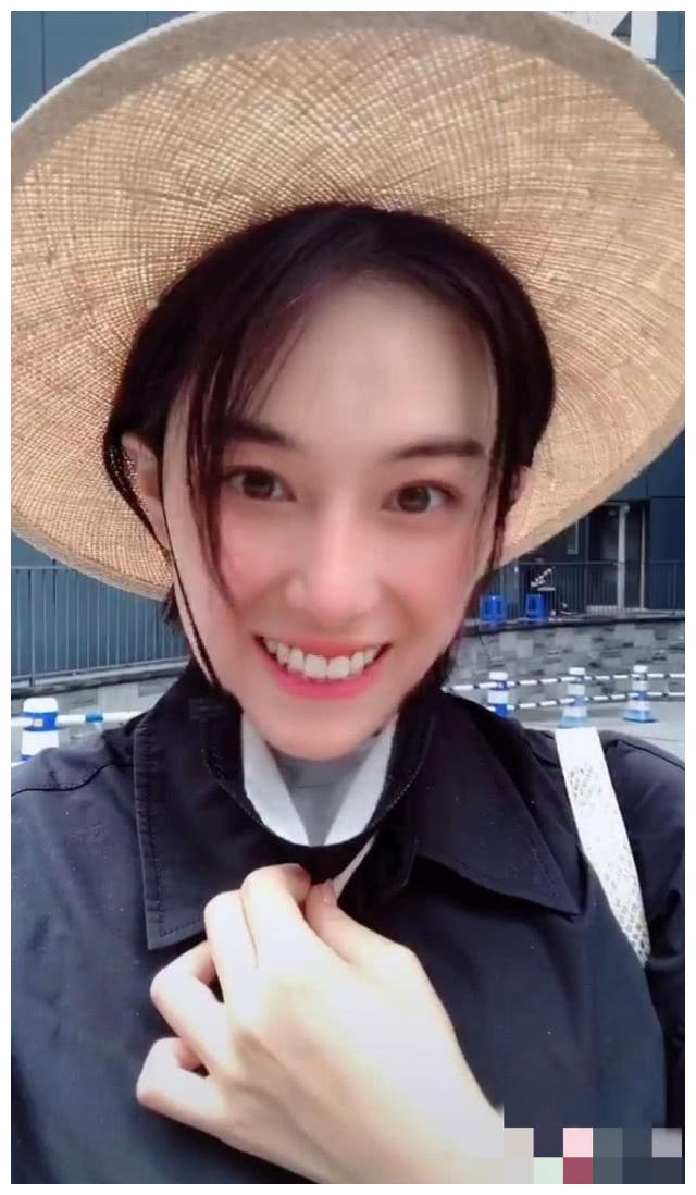 张馨予戴草帽玩特效自拍超接地气露大白牙假笑撞脸张柏芝