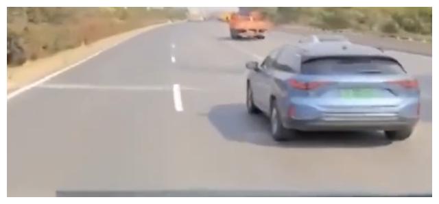 大巴司机开车玩手机被举报，面对交警竟谎称：在看导航休闲区蓝鸢梦想 - Www.slyday.coM