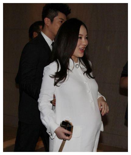 霍思燕久违现身孕味浓,小腹隆起明显疑怀二胎,杜江全程贴心守护