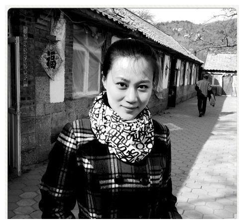 高秀敏去世后,女儿李萱登上星二代舞台,范伟送的祝福令李萱泪奔
