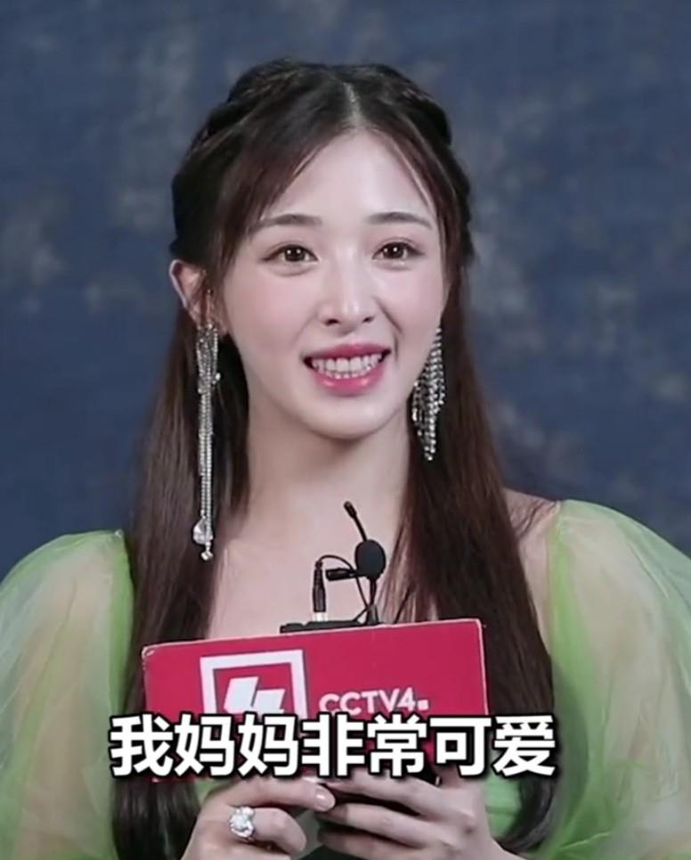 张含韵再度上央视晚会舞台采访时穿着绿色仙女裙直言很是激动