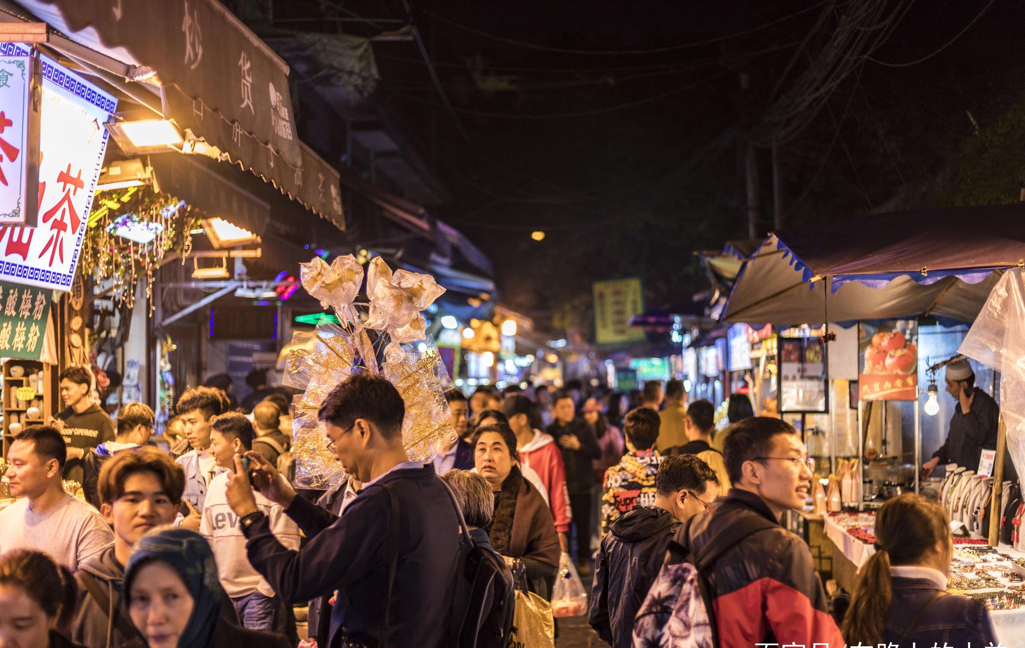 1 / 8 关于古城西安,总是离不开回民街这个景点,虽然在外界游客的心中