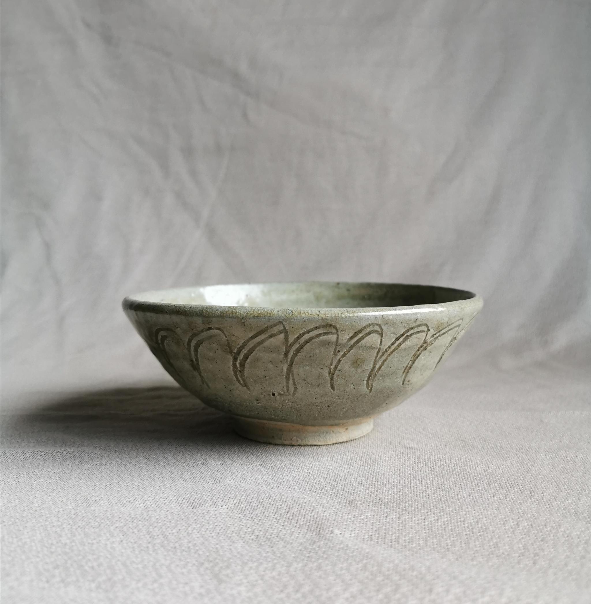 宋龙泉窑系青釉莲瓣纹碗