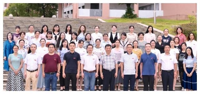 导员和女儿的聊天记录,家长看后愤怒了,大学辅导员都是这样的吗休闲区蓝鸢梦想 - Www.slyday.coM 导员和女儿的聊天记录,家长看后愤怒了,大学辅导员都是这样的吗休闲区蓝鸢梦想 - Www.slyday.coM