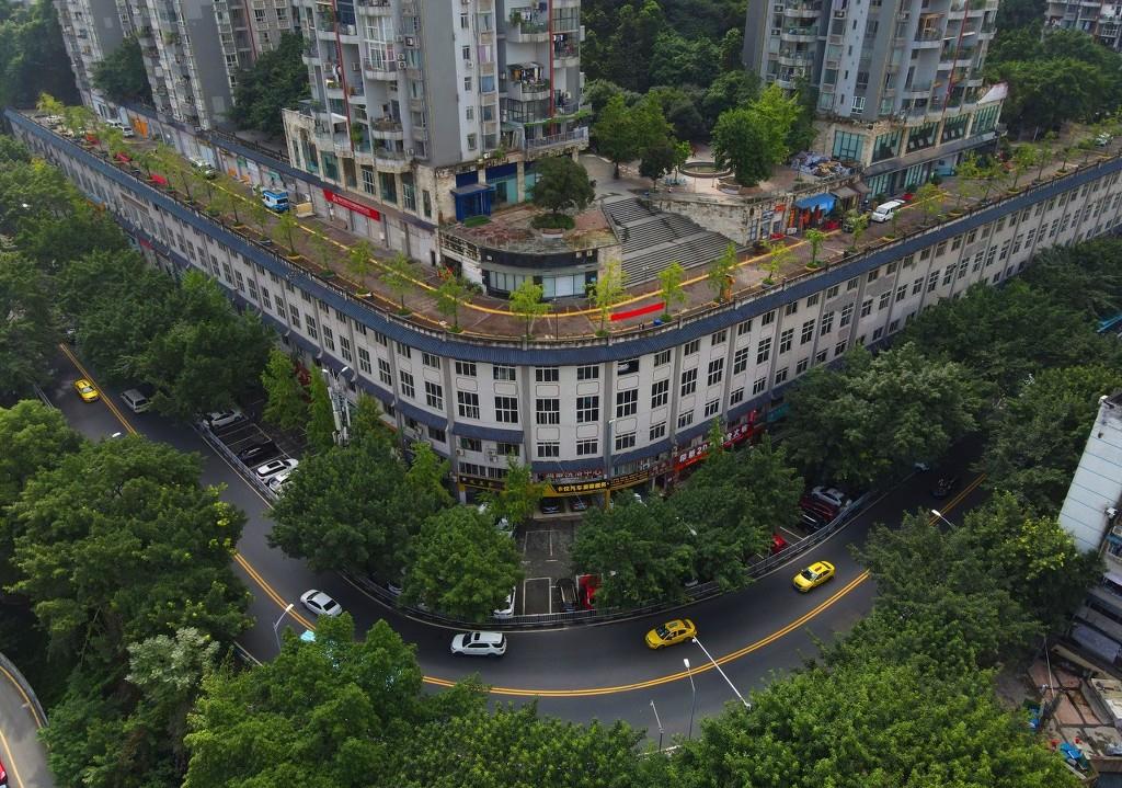 重庆现楼顶公路,6楼屋顶上跑汽车