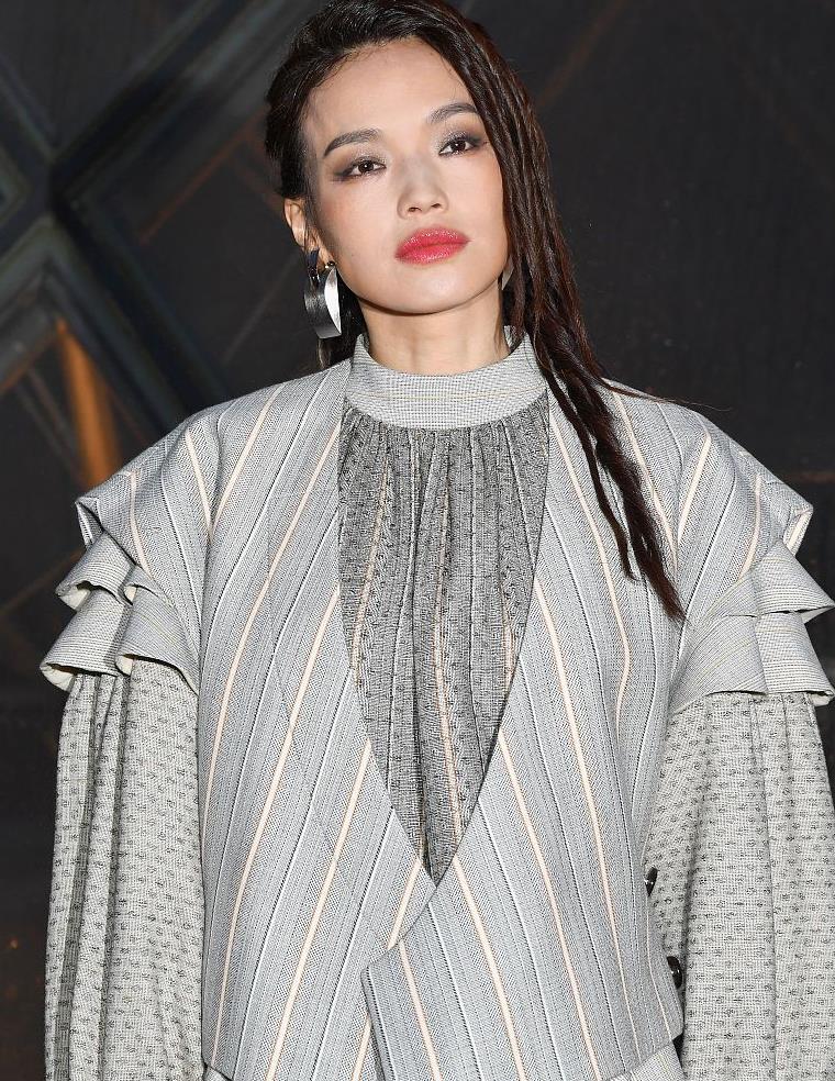 舒淇"小脏辫"发型好飒爽,穿灰马甲叠搭连衣裙,甜美且十分帅气