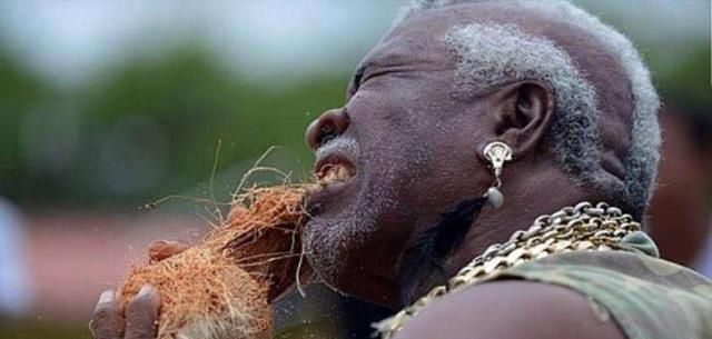 在巴拿马地区有一位54岁的大爷,他的牙齿就像是刀子一样锋利,可以轻松