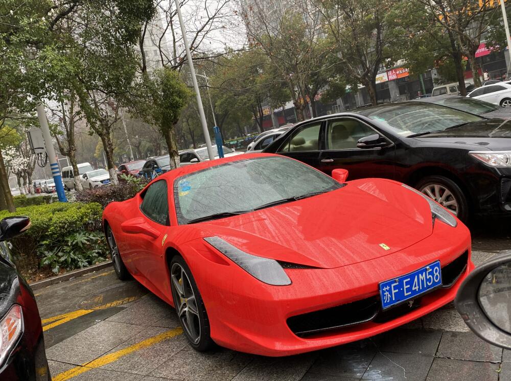 南通金沙镇街头实拍法拉利458跑车,车牌配车型也是"458"!