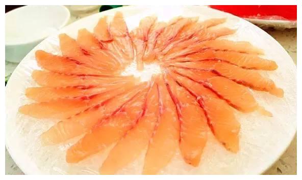 我是虹鳟,请不要叫我淡水三文鱼,虽然很多日料店都是用我做刺身