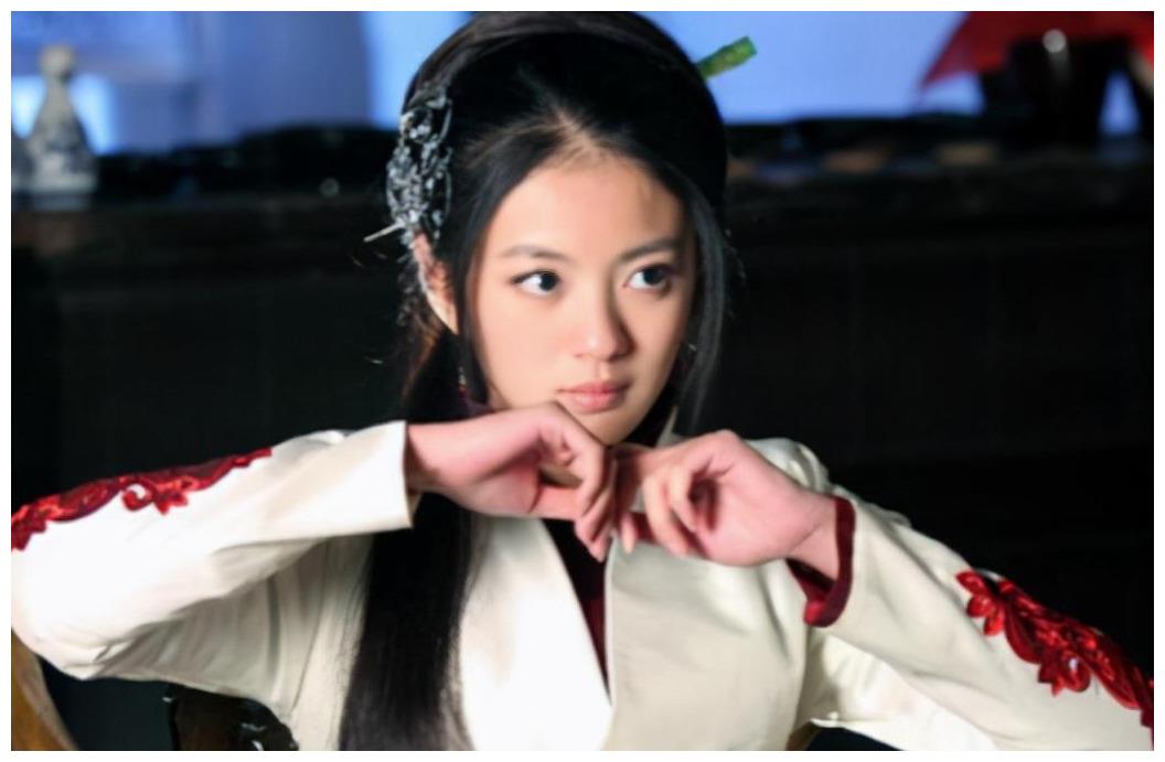 中安以轩饰演的女主角,而她的演技也是很优秀的,虽然她在剧中的古装