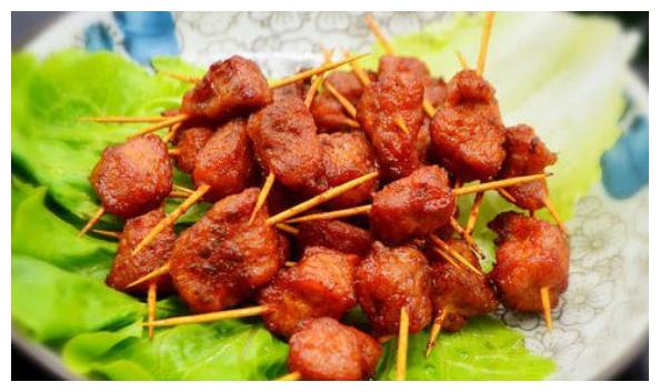 夏季美食广式香肠炒莴笋飘香红油鸡片绿豆薏米汤牙签肉