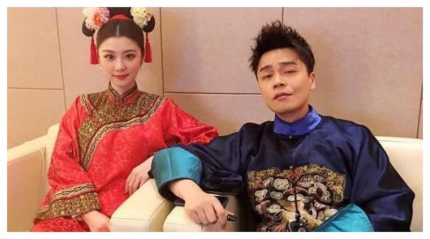 看到沈涛结婚的高清照,网友们也表示"终于见到了递话筒的女孩,祝福".