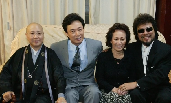 知名网红爆料费玉清癌症晚期生病垂危,哥哥张菲出面澄清