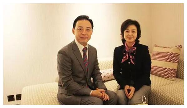 于魁智的妻子叫梁以薇,为了成就丈夫,选择做起了贤妻良母.