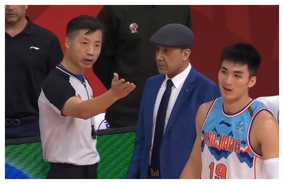 前国手倒地不起要犯规,裁判看录像后怒斥:你,闭嘴|于德豪|cba|录像