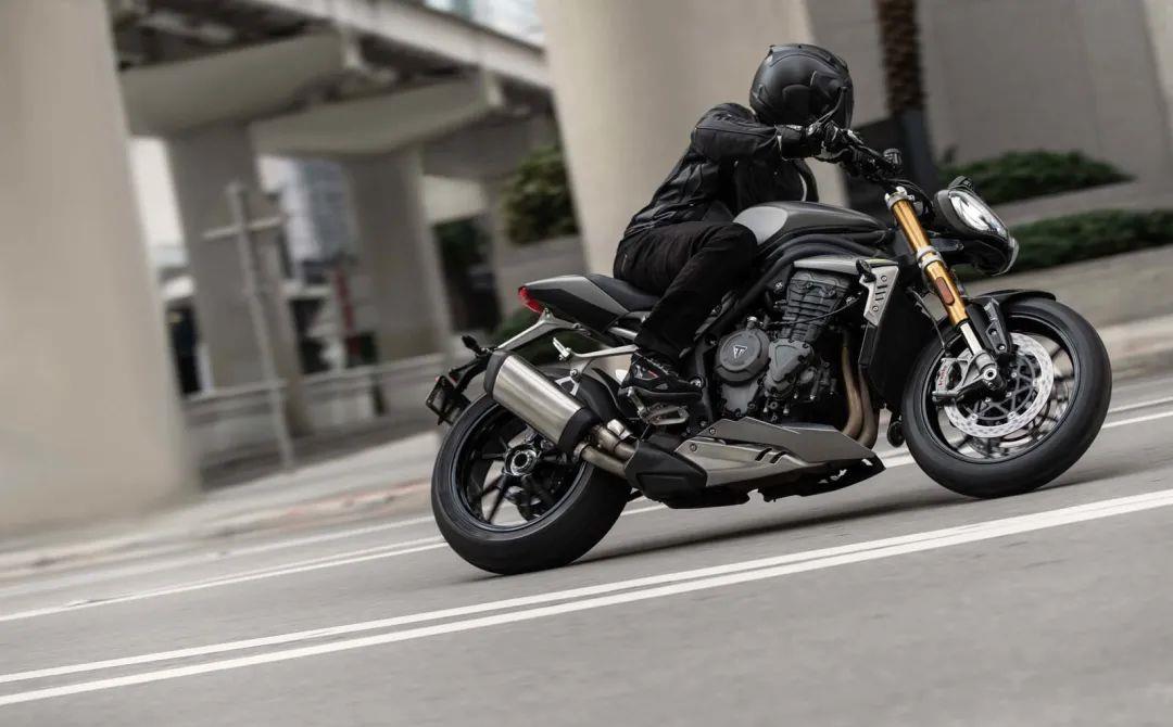三缸西装暴徒凯旋speedtriple1200rs正式发布
