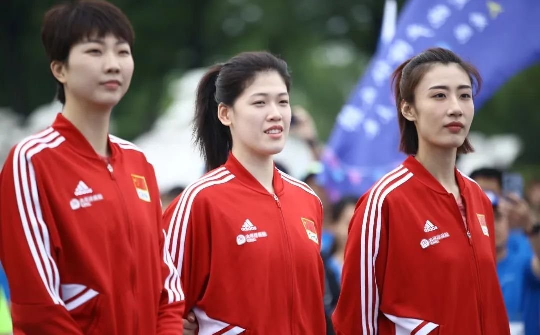 李盈莹!王媛媛!女排三朵金花为公益项目站台_高清图集_新浪网