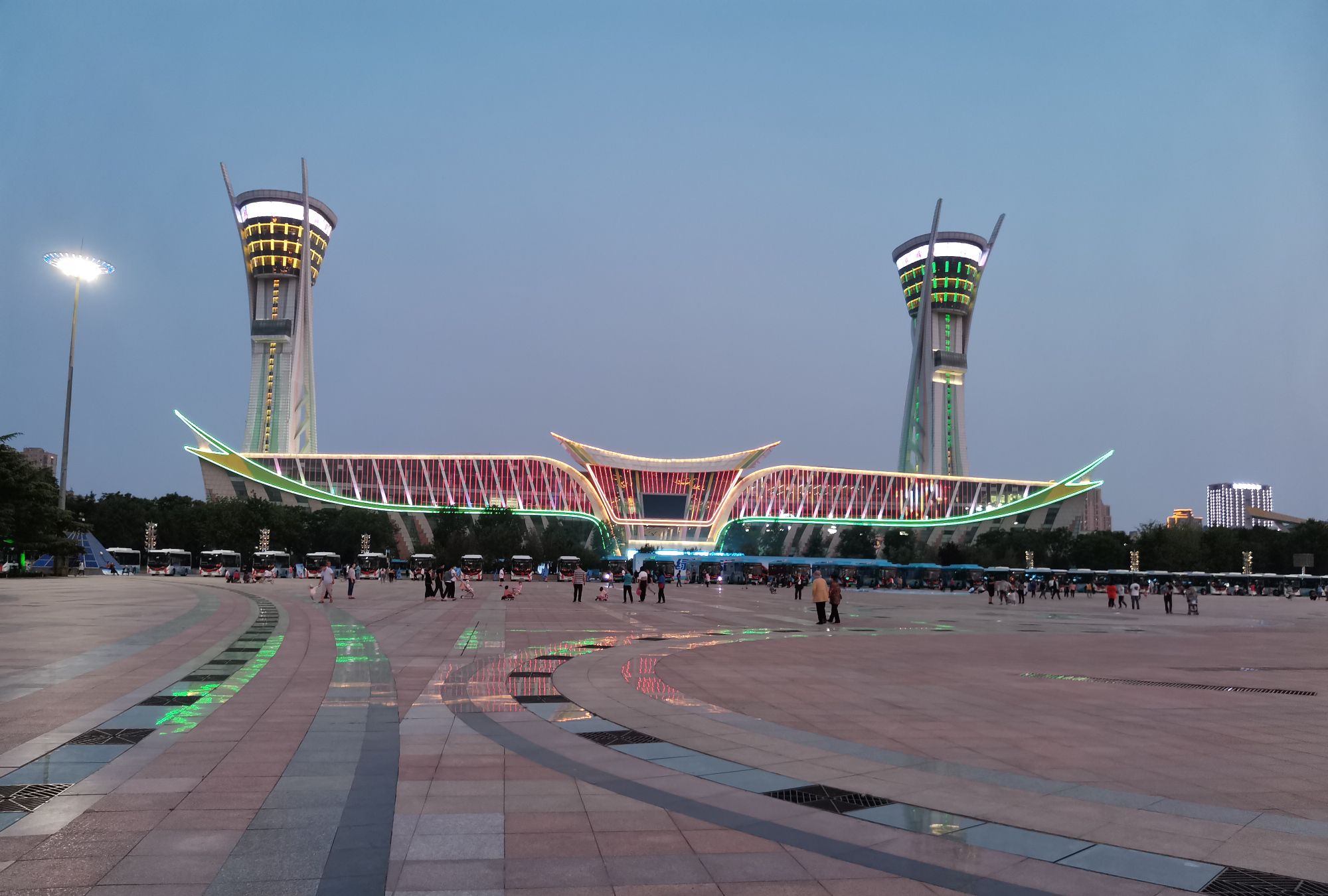 夜色下的潍坊人民广场