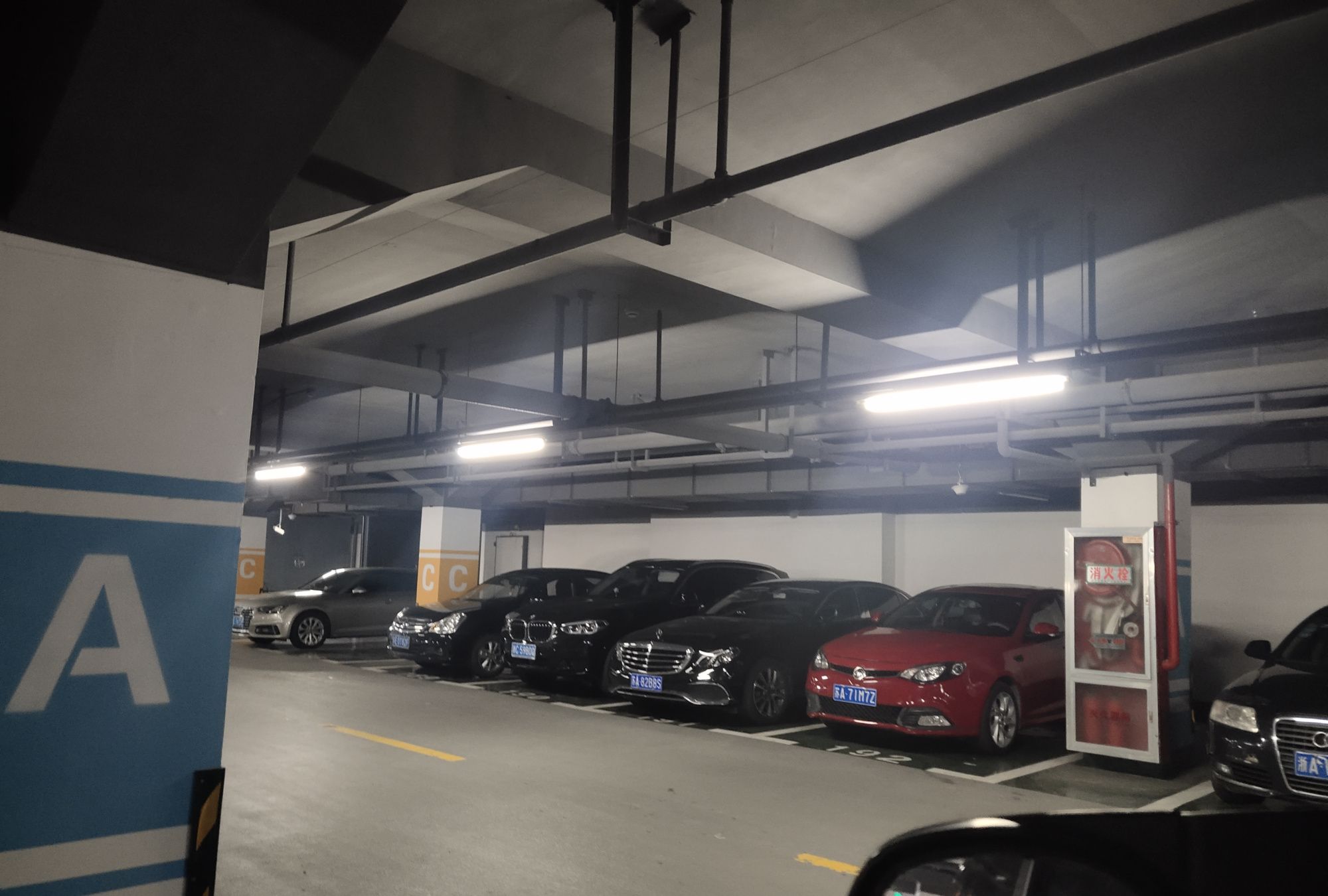 上海某高档小区地产停车库都是好车,但是都是外地牌照