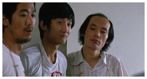 1991年,32岁的梁天参演了母亲编剧的电影《喜剧明星》,并饰演了一个