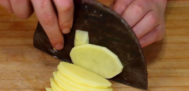 土豆吃了30年,才知道还能这样做,筋道Q弹,比吃肉还过瘾休闲区蓝鸢梦想 - Www.slyday.coM 土豆吃了30年,才知道还能这样做,筋道Q弹,比吃肉还过瘾休闲区蓝鸢梦想 - Www.slyday.coM